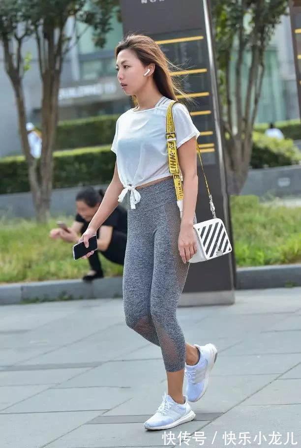 干练 运动打底裤穿着轻松舒适,休闲的白色上衣,轻盈柔美的感觉