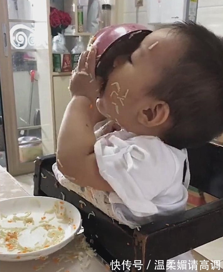 妈妈|妈妈喂宝宝吃饭时去喝了口水，回来一看，眼前画面让她当场崩溃
