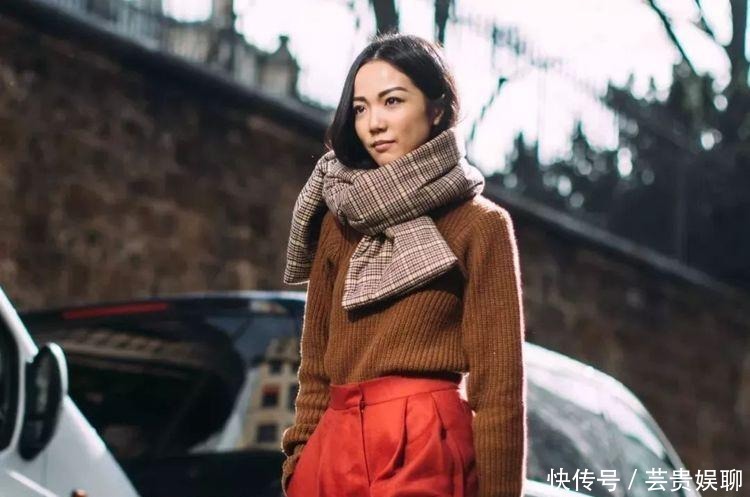 流行|围巾别再绕脖子系啦, 今年最流行的系法是这种! 保暖又时髦!