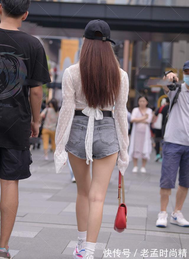 俏皮|白色网纱袖上衣搭配烟灰色牛仔短裤,青春靓丽,尽显俏皮美感