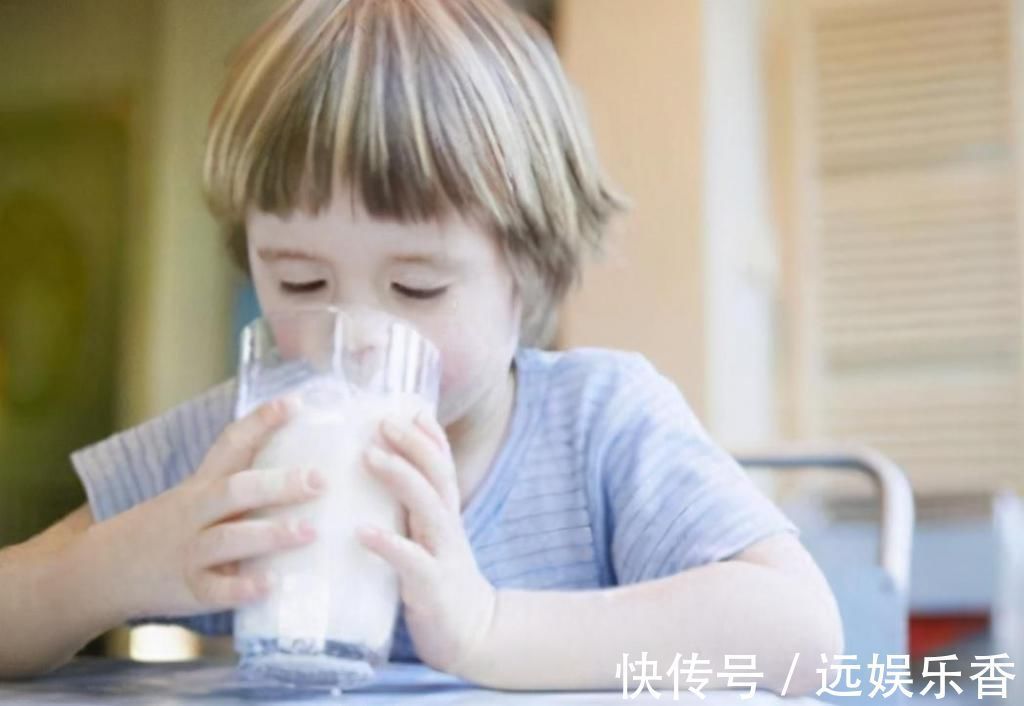 骨骺线|兄弟俩一个天天吃钙片,一个天天喝牛奶,5年后成最萌身高差