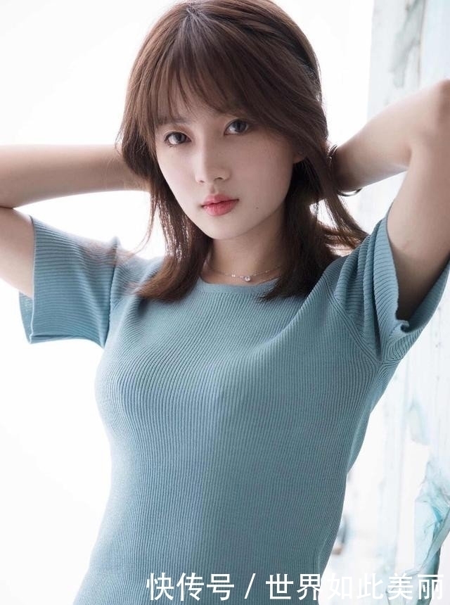 时尚穿搭：穿淡蓝色裙子的美女，气质优雅迷人彰显时尚女性魅力。