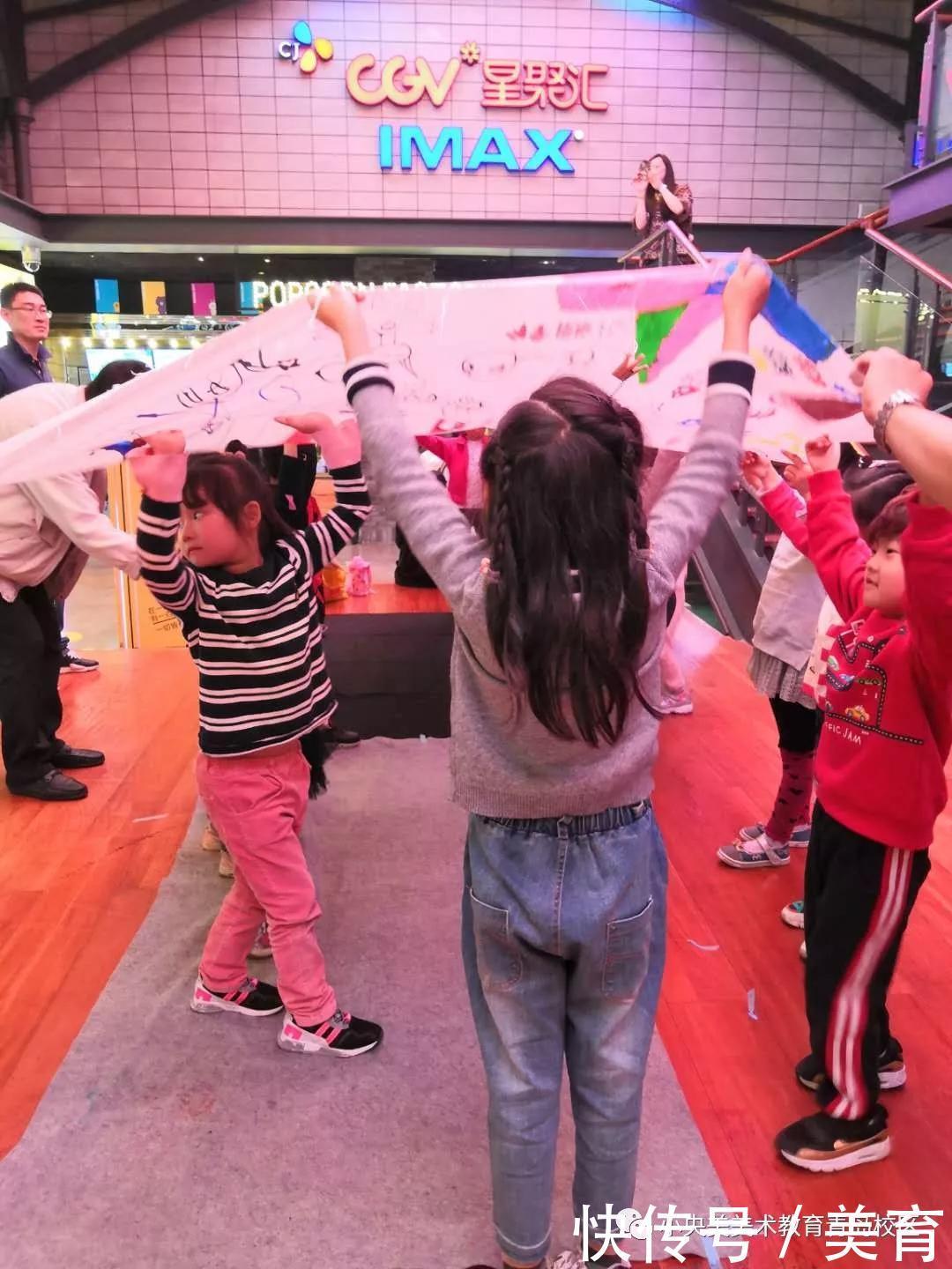 美术|小央美儿童美术:小小绘画家齐聚万象城,央宝贝们在长卷上绘英雄