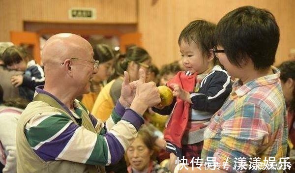 骑自行车|“保暖爷爷”骑车接娃,自制专属“斗篷”,网友:满满的爱