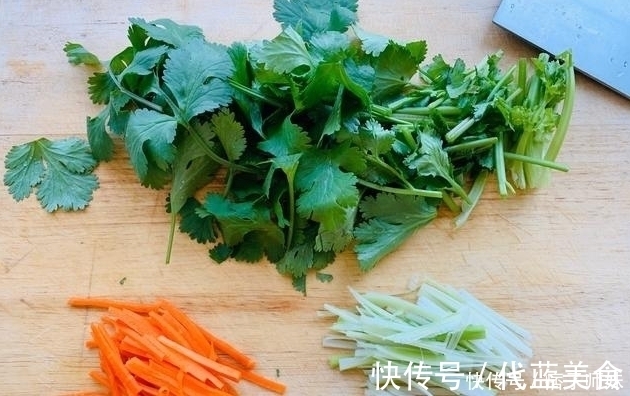 这菜，一斤9毛，钙是牛奶的4倍，鸡蛋的8倍，家里老人孩子要常吃