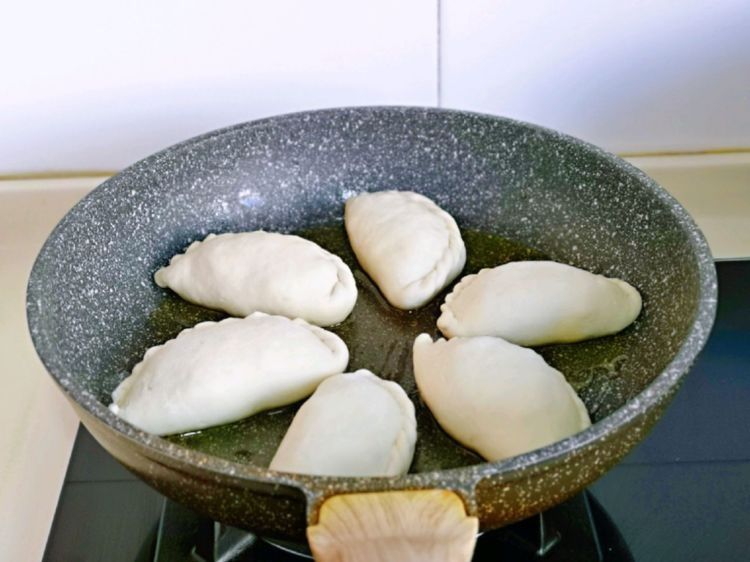 做韭菜盒子的时候加点虾皮和香干,味道太鲜美了,真过瘾