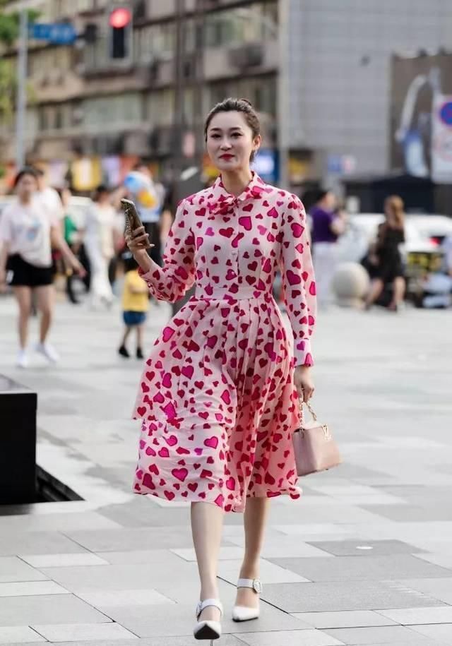 针织连衣裙|小姐姐留着一头及腰的长发,看上去充满着优雅的魅力