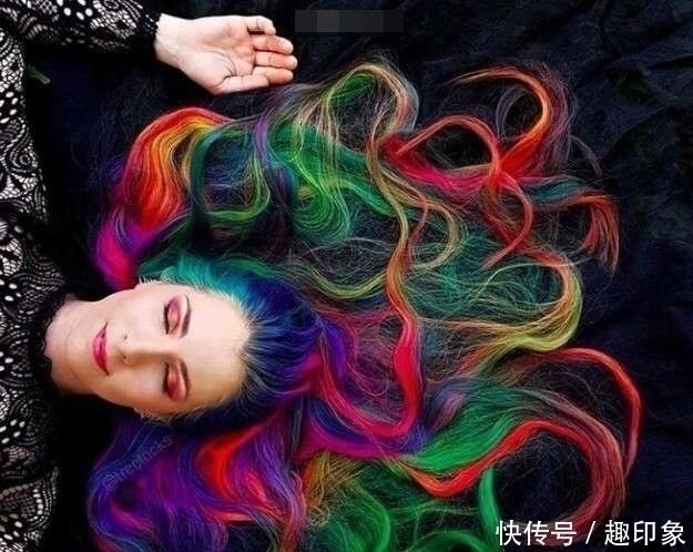 头发|她一辈子没剪过头发,一直染发,解开头发后居然变成了这样