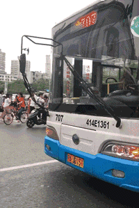 |搞笑GIF:女朋友很漂亮 就是脑子有点不好使