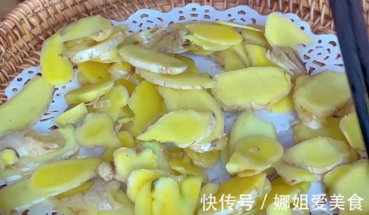 老爸经常腰酸背疼，邻家奶奶教我几片生姜就搞定，现在干活有劲了