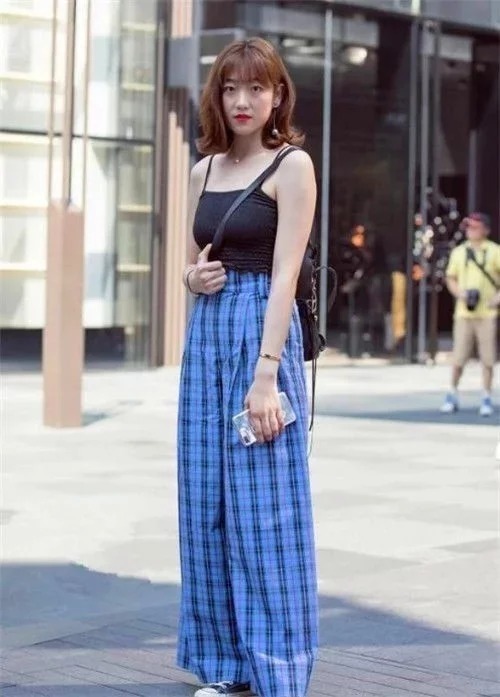 时尚|气质高雅的时尚小姐姐,比较经典的黑白搭配,给人一种美丽优雅的感觉