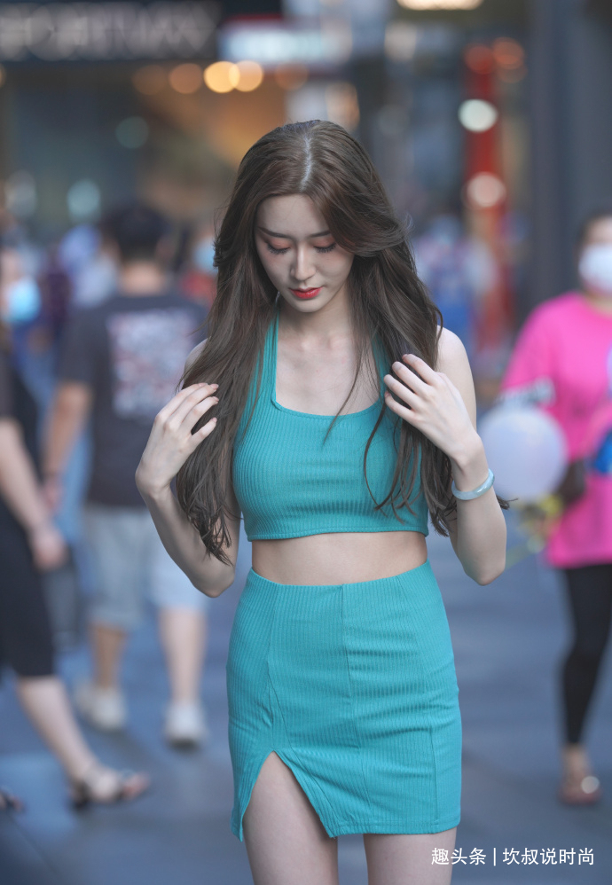 露背 苗条女生的时尚穿搭,选择清爽的“包臀裙”,展现成熟魅力!
