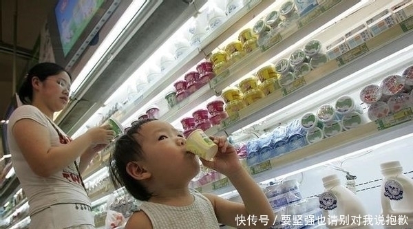 垃圾桶|孩子若是有这几种“节俭”举动,未来容易没出息,家长别再偷着乐