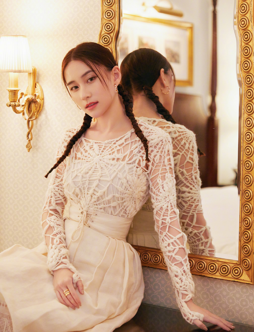 双麻花辫|何超莲精美壁纸:双麻花辫发型可爱甜美,镂空衣白裙优雅迷人