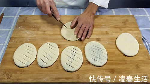 面点师这样做豆沙包，好吃又好看，简单好学，一切一卷就好