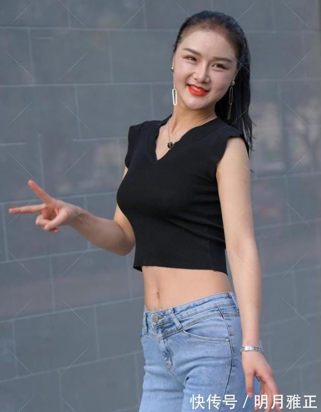 时尚 如何穿的时尚?黑色上衣搭配万能的牛仔裤,瞬间美成小仙女