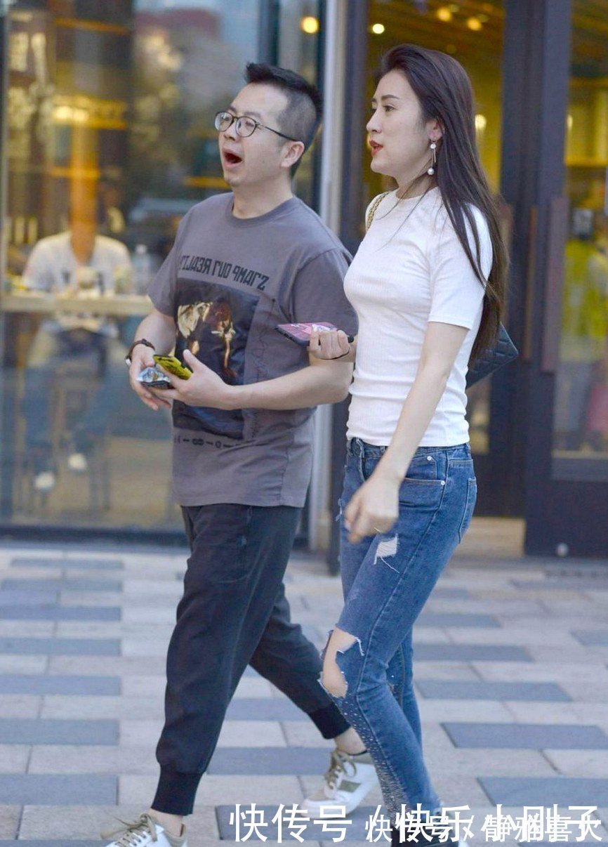 休闲|一款牛仔裤就能配出简约风格，休闲又有运动风