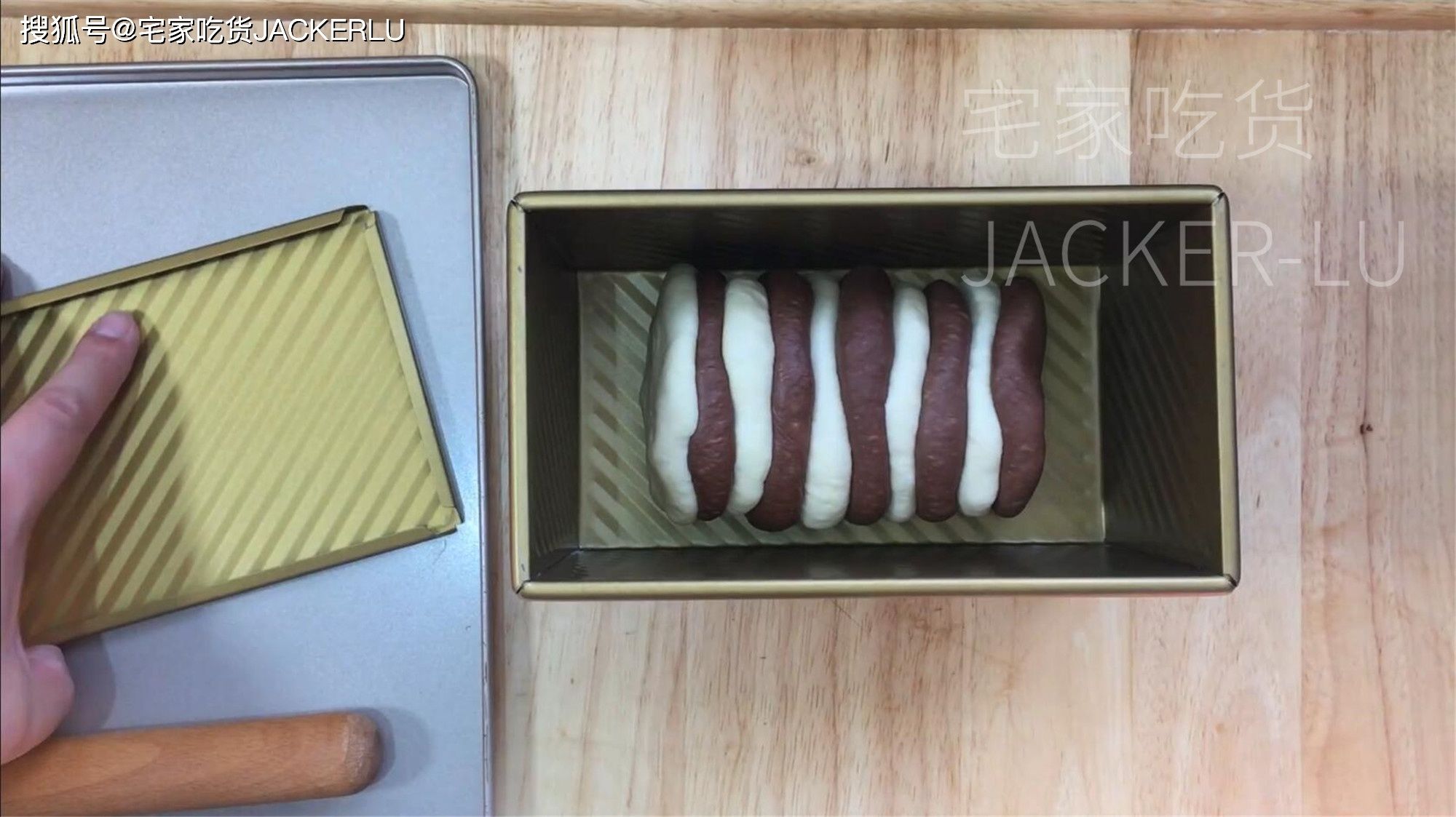 双色吐司面包,牛奶与可可携手共舞,双重味觉享受。