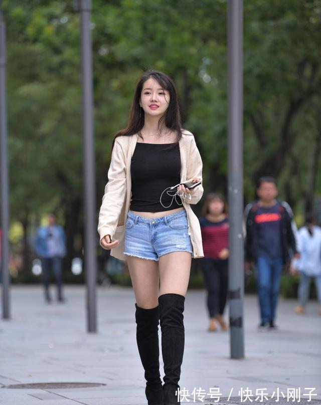 上身 打底裤的穿搭示范,日常着装的风格显得个性又有型,比例也好