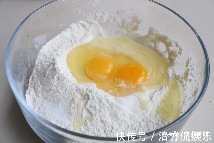 面粉里加2个鸡蛋，不用蒸不用炸，健康好吃，女儿一口一个停不了