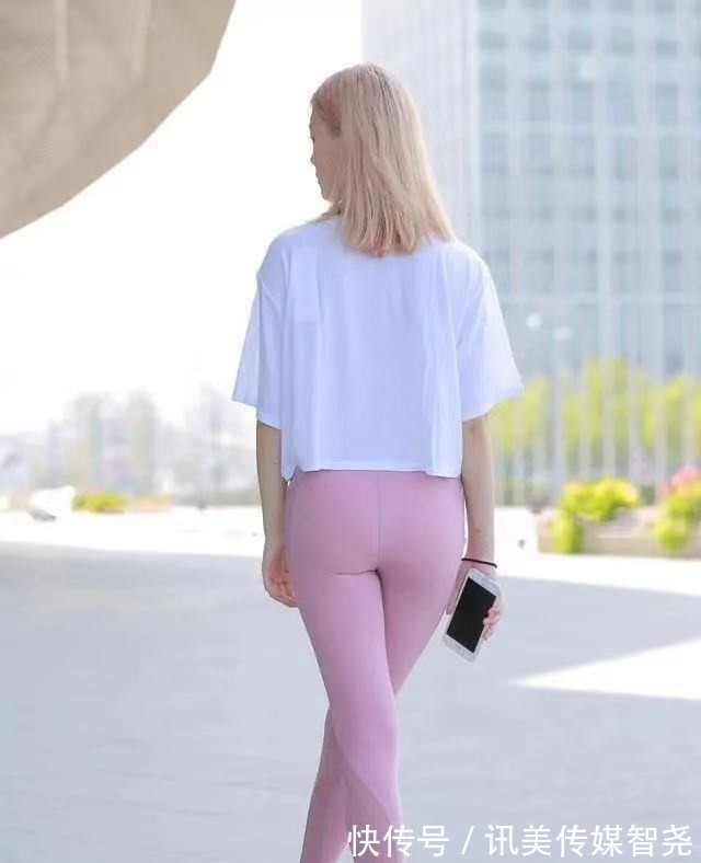 短袖|短袖搭配瑜伽裤,苗条美女修饰身材展现初秋季节的调皮可爱