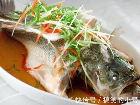 做清蒸鲈鱼，最忌加盐和料酒！掌握3要点，鱼鲜嫩无腥味，超好吃