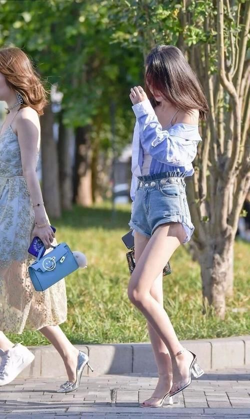 热裤还是连衣裙，这两个小姐姐，哪个美？