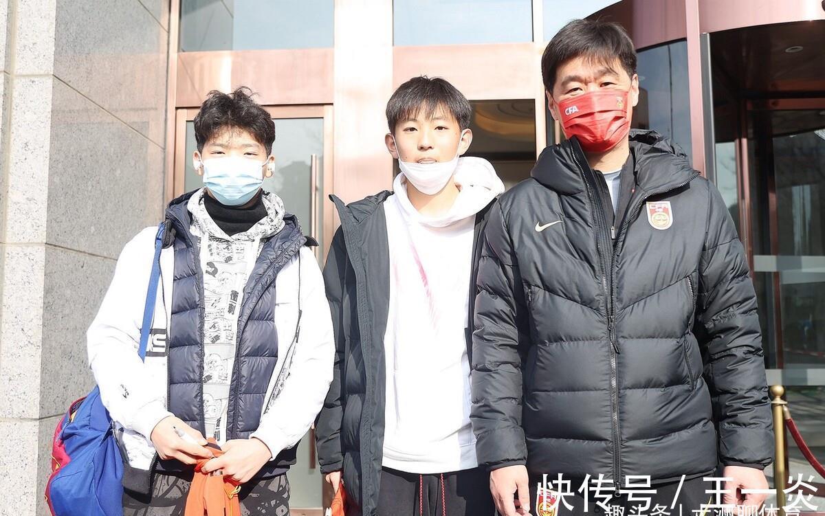12强赛|来了,国足“老毛病”再现!李霄鹏估计很烦恼,对战日本少输当赢