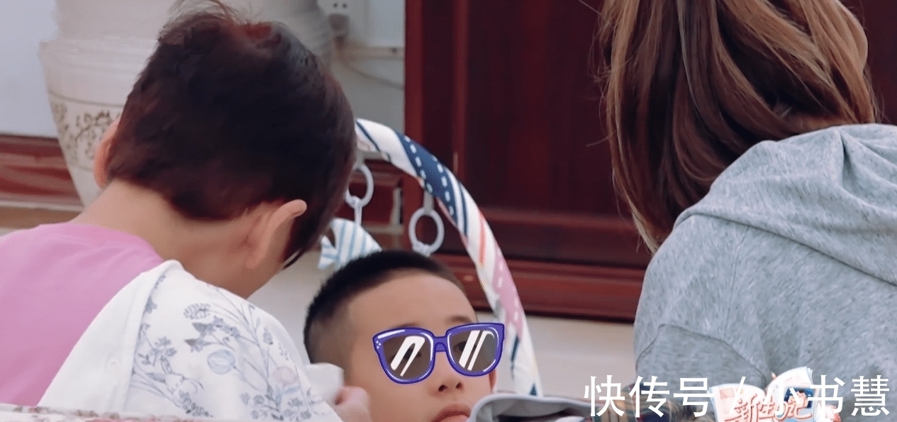 應(yīng)采兒稱來到內(nèi)地總算不用每天擔(dān)心受怕,硬逼Jasper學(xué)漢字拼音