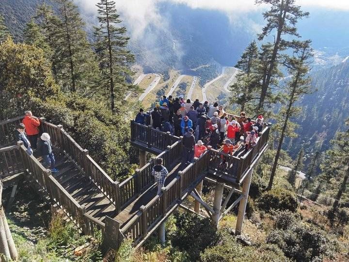 稻城|稻城亚丁游记（四）情切切导游细表家中事，路绵绵旅客初尝车上飘