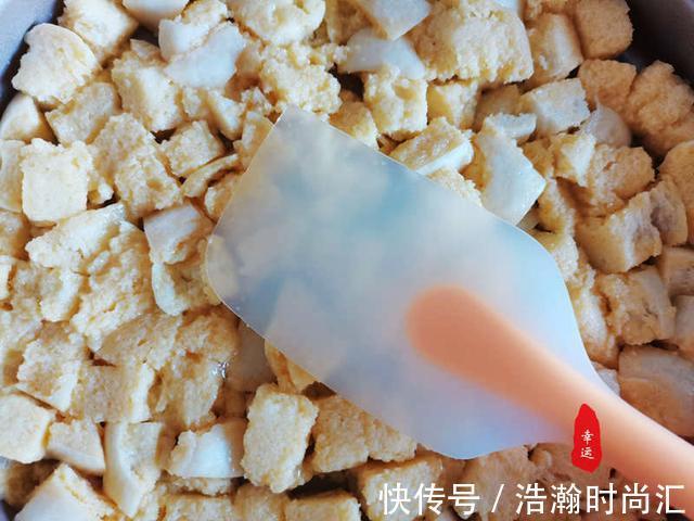 拉丝|没想到馒头做的披萨也这么美味，披萨底部金黄，蛋香奶香味道浓郁
