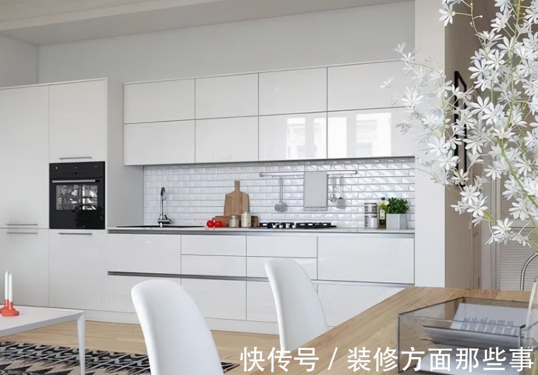 贴砖|厨房墙面还在贴砖?看看人家贴的玻璃,30年如一新!还耐用