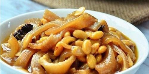 美食精选：葱香鱿鱼须，黄豆炖猪皮，剁椒肉碎鲜茄子，煎土豆饼的做法