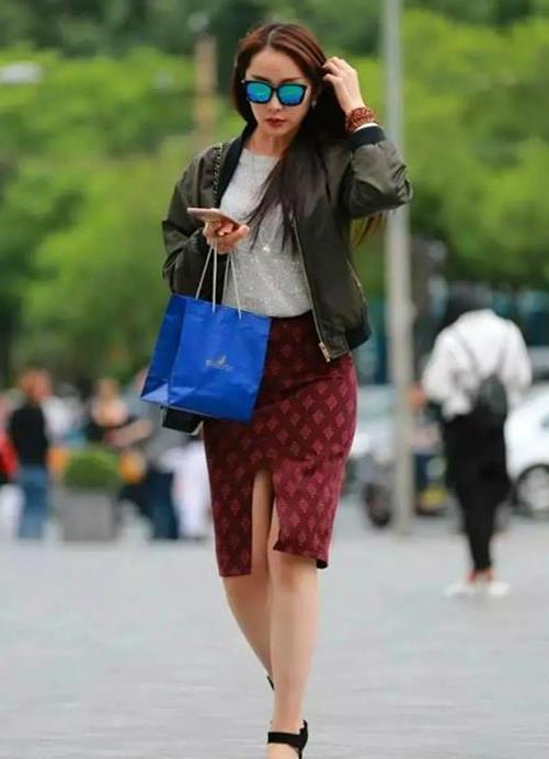 街拍:芳菲妩媚的美女,墨绿色外套配格子短裙,时尚达人气质