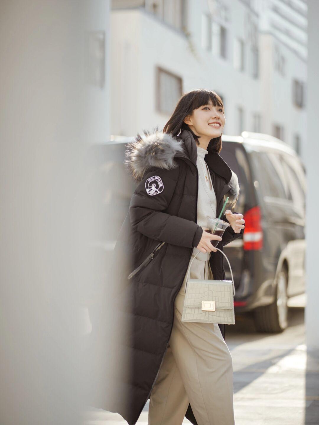 大长腿|冬季别当“反季节战士”,羽绒服必不可少,保暖又时尚