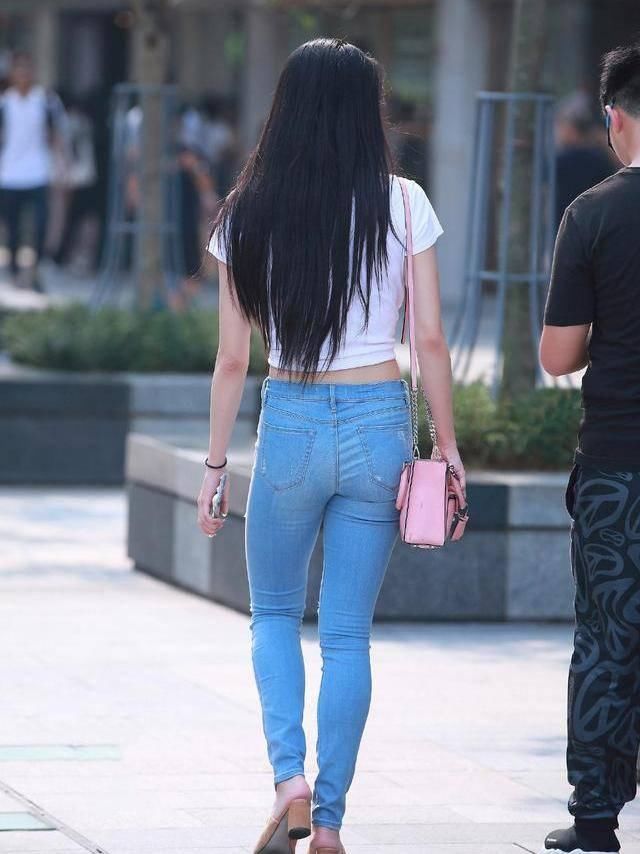 会穿就是任性,牛仔裤搭配T恤也能打造出个性感,靓丽又耐看