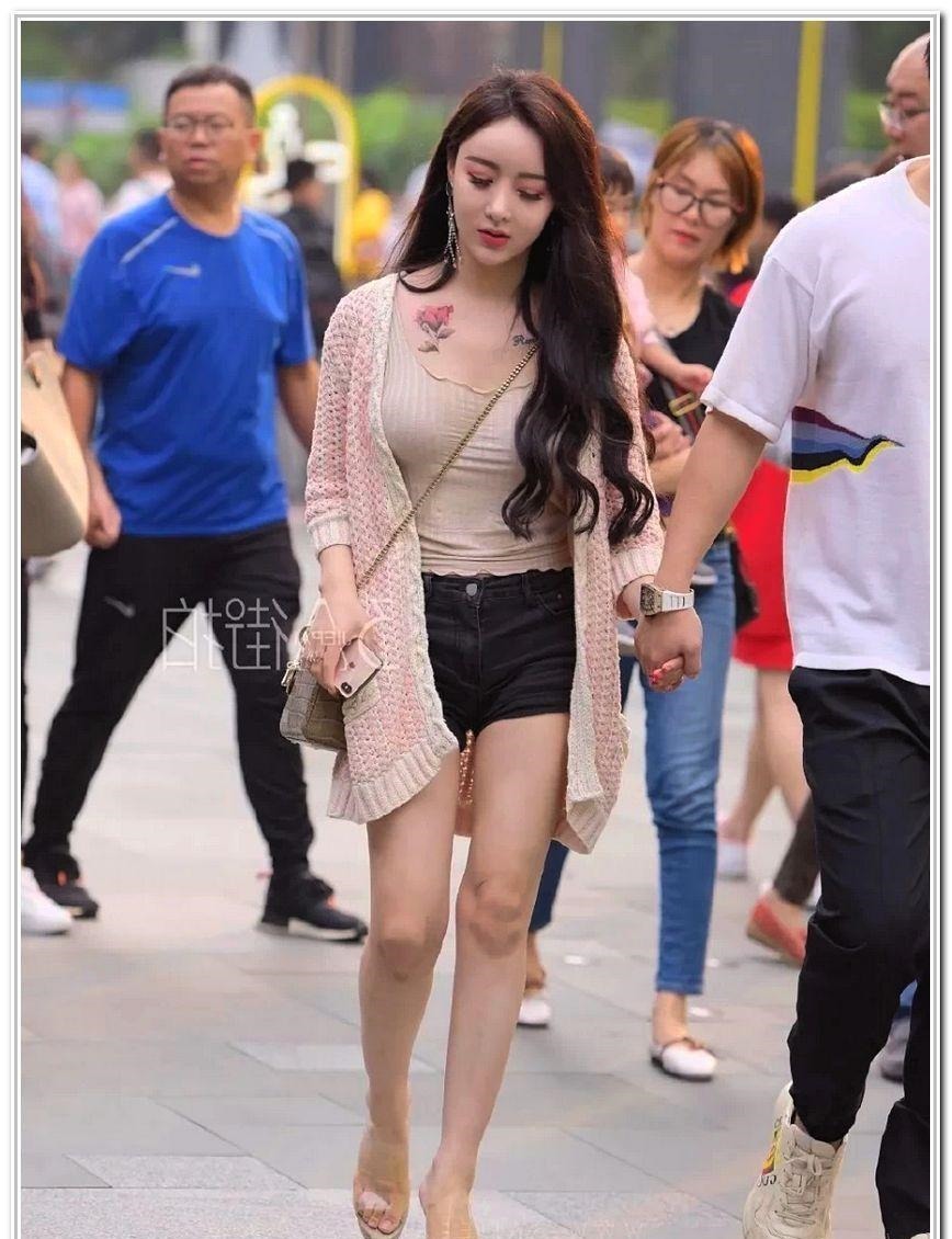 身材 小姐姐的身材很不错,不怕晒又时髦,混搭高手都爱它