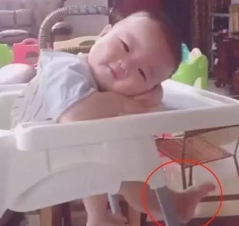 宝宝|喂完娃妈妈抢时间吃饭,回头看到宝宝的眼神,宝妈:再累也值得