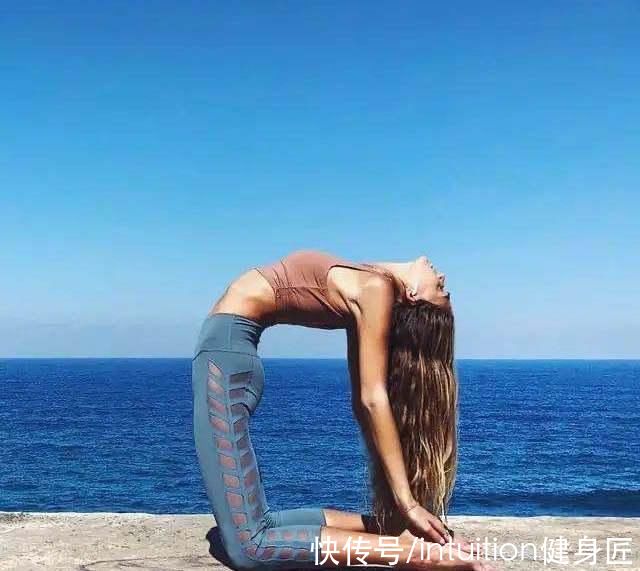 燃脂|24岁瑜伽美女博主,拥有200万粉丝,仅一张自拍照都价值上万