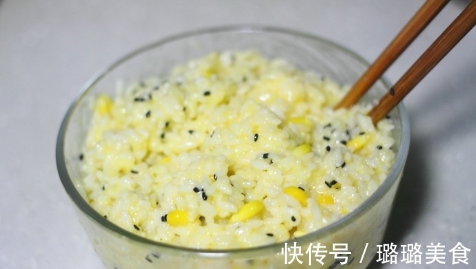 剩米饭只会做蛋炒饭?换个做法,比炒饭简单,吃起来酥香脆
