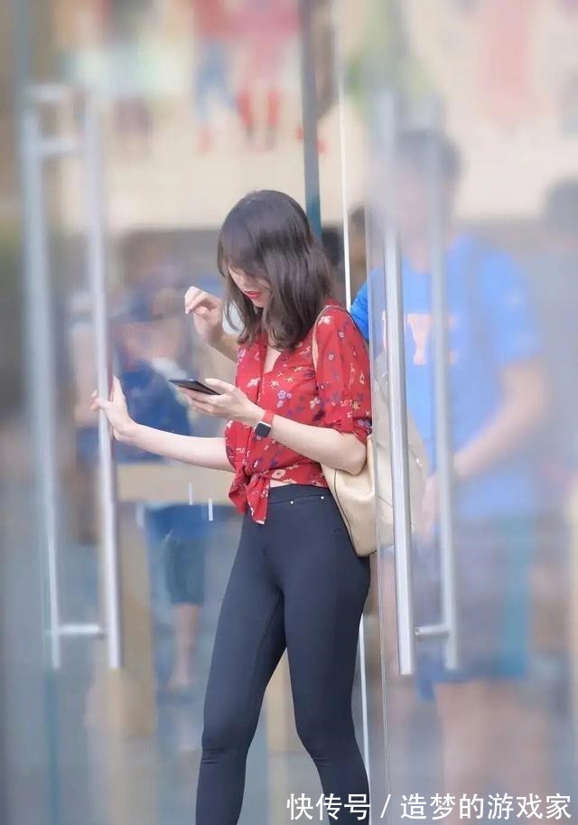 小姐姐 打底裤打造街头美感,突显美丽曲线,时尚魅力无法挡!