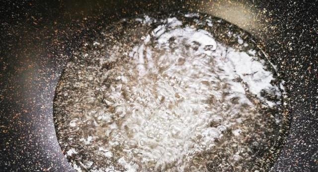 炸糖糕时，开水烫面大错特错，教你这个做法，个个空心不破皮