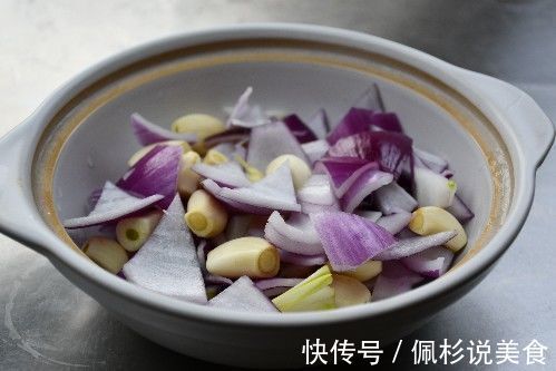 南瓜又有新做法，不蒸不炸，甜香软糯，孩子隔三差五就馋它！