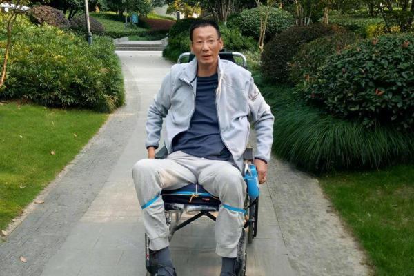 护理人员|男排国手因病瘫痪卧床两年,父亲去世妻子改嫁,母亲每日以泪洗面