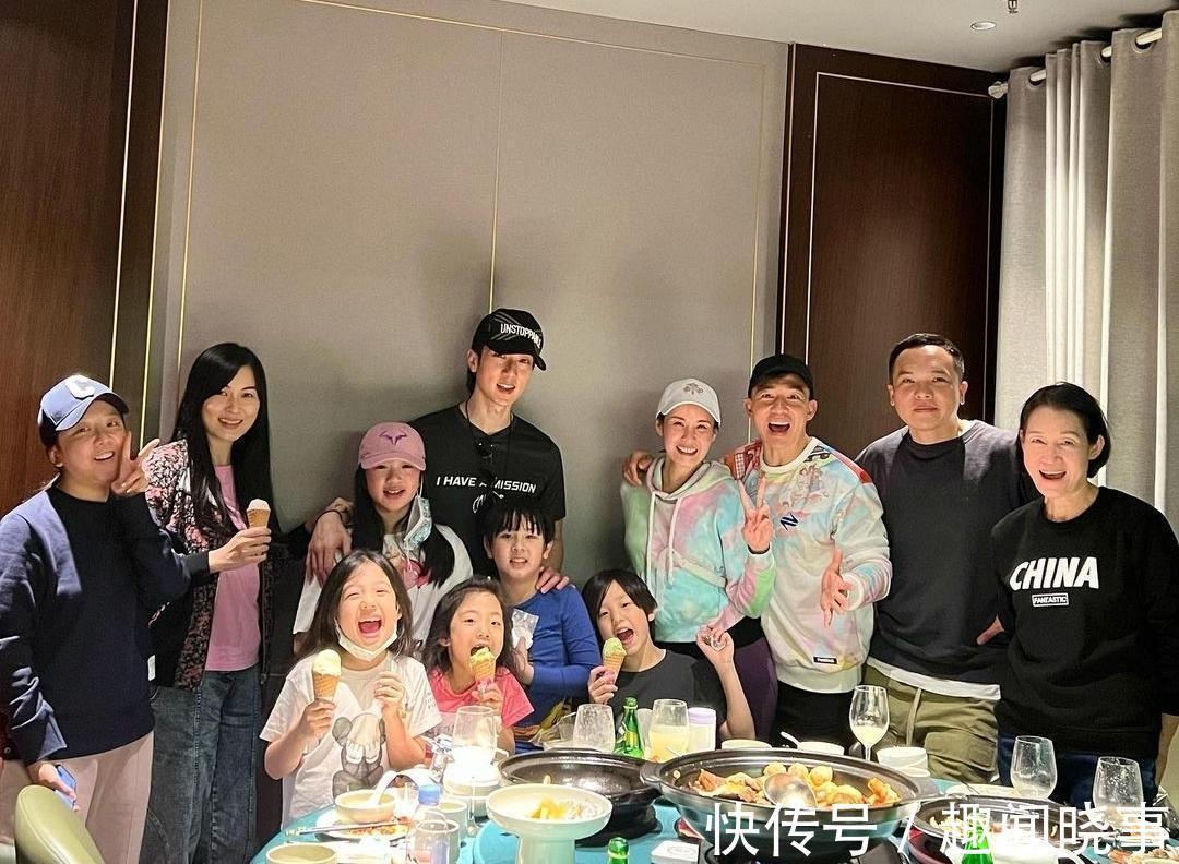 刘畊宏晒爸爸5聚会照，春哥一手抱Jasper一手抱小泡芙