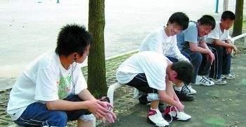 价值观|“妈,同学说我的名牌鞋是盗版的”,妈妈的回答,影响孩子的自尊