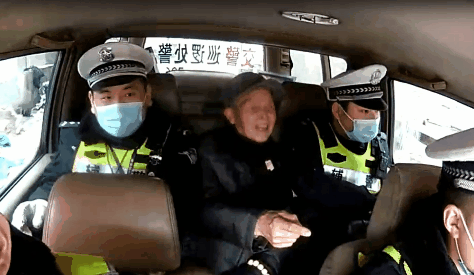 老人|警察送95岁老人回家，没想到有意外收获！