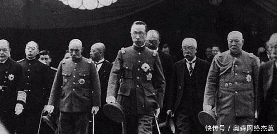 溥仪|溥仪与日军天皇会面,餐桌前的2个动作被两国人瞧不起