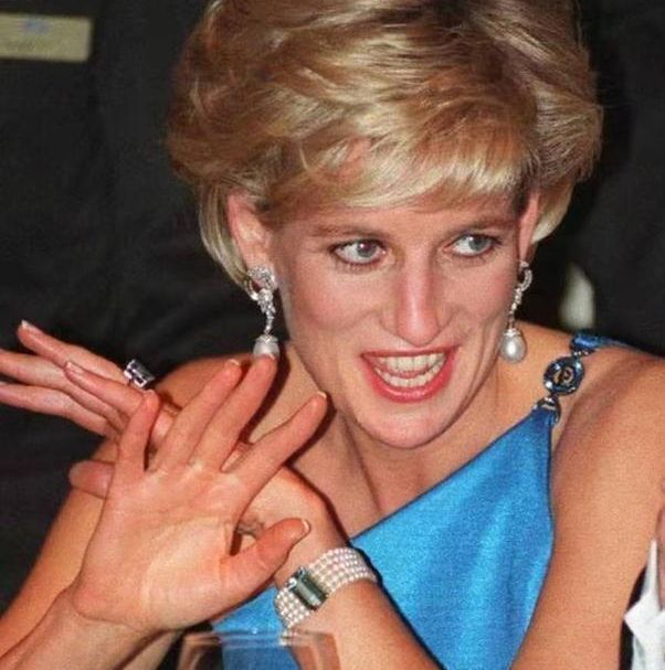 海蓝宝#同戴海蓝宝石首饰,卡米拉奢华繁琐戴妃简约大气,展现了两种美