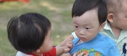 同学|孩子被同学推倒摔伤,爸爸群里说了这段话,家长纷纷说他情商高